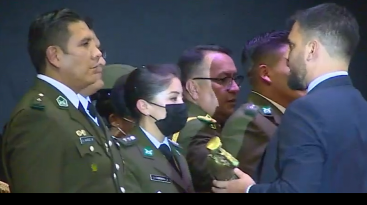 El mayor Muñoz en la entrega de los galardones a la "excelencia policial". Foto: Unitel