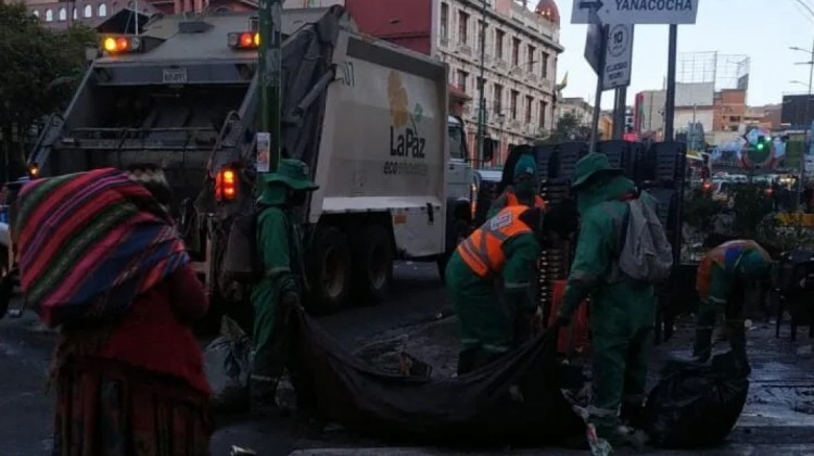 Personal de limpieza municipal recoge la basura acopiada en inmediaciones de San Francisco. Foto: Siremu
