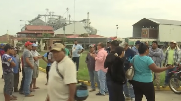 El momento en el que los productores se encuentran en Emapa. Foto: Captura video de