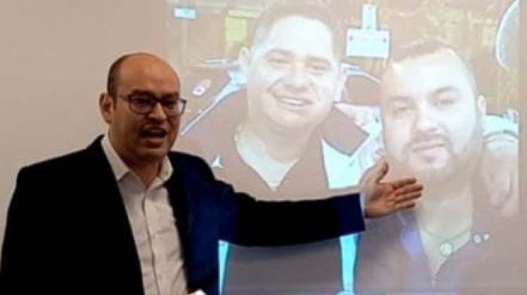 Bazán mostró una foto del concejal Fernández con Sandoval. Foto: Creemos
