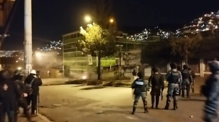 La Policía en la zona del conflicto. Foto: Captura video