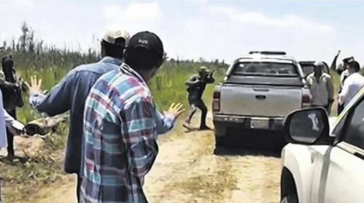 Captura video cuando el grupo armado ataca a periodistas y policías.