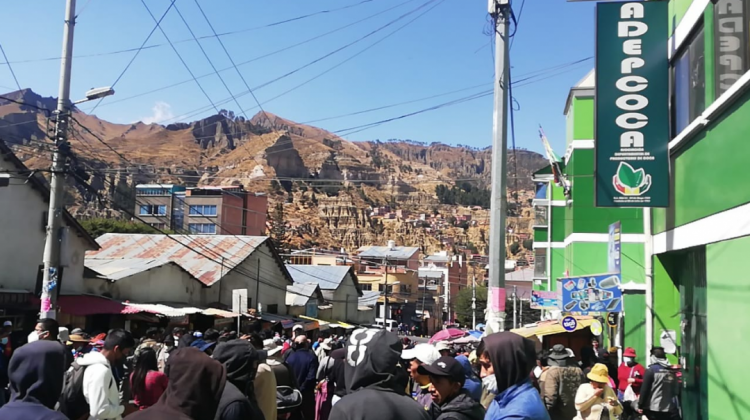Cocaleros concentrados en Adepcoca se organizan para exigir el cierre del mercado ilegal de Arnold Alanes. Foto: ANF