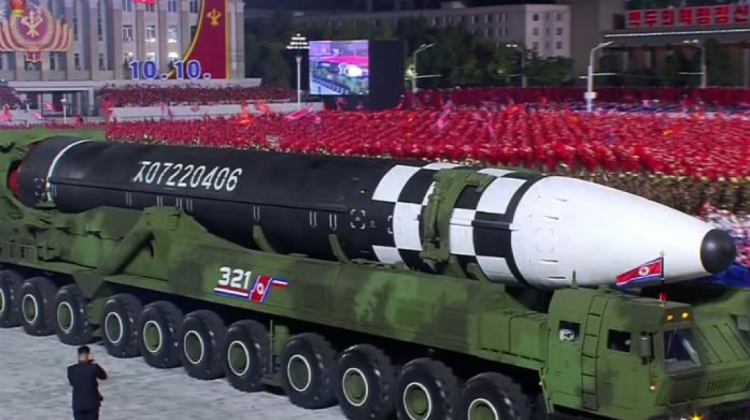 Arsenal nuclear que expone Corea del Norte durante un desfile militar.