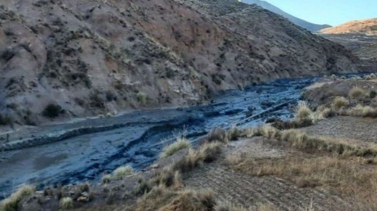 Aguas negras producto de los elementos tóxicos que llegaron a afectar los ríos del sur del país. Foto: El Potosí