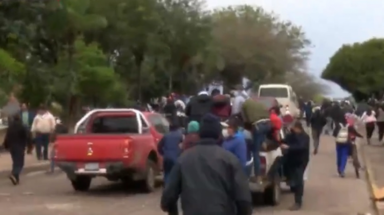 Desbloqueadores imprimen violencia para liberar el paro cívico de Santa Cruz. Foto: captura Unitel
