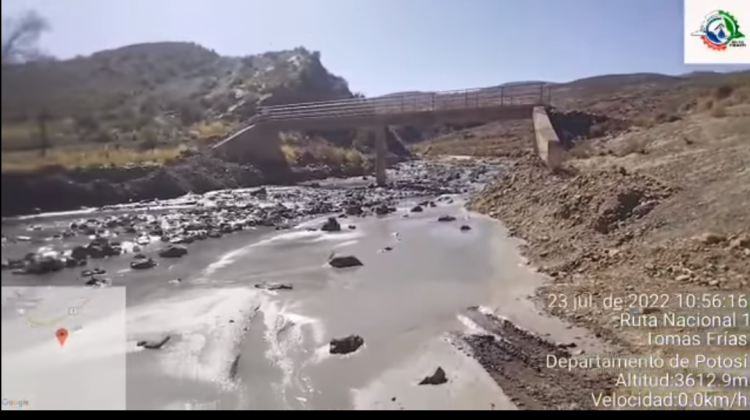 Río contaminado por el colapso del dique de colas en San Antonio. Foto: captura de pantalla El Potosí
