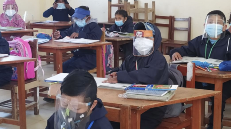 Imagen referencial de escolares en pandemia. Foto: ATB