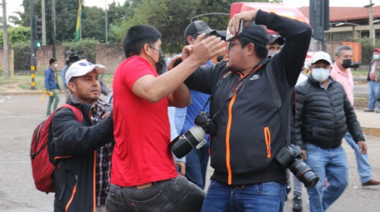 Un militante del MAS golpea al fotoperiodista del diario El Deber, Ibáñez Parada Foto: Juan Carlos Torrejón – El Deber