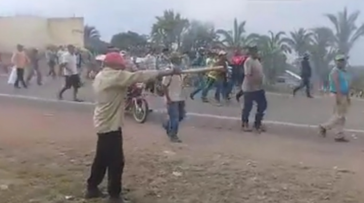 El momento de los enfrentamientos. Foto: captura video