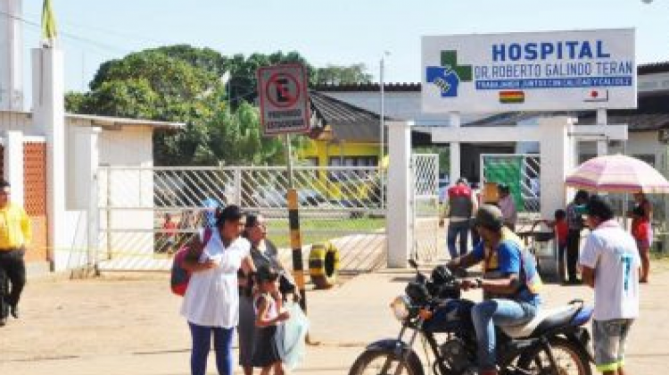 Personas afuera del hospital Roberto Galindo en Pando. Foto: Perla del Acre.