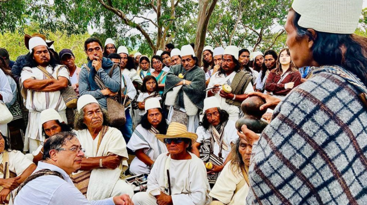 El presidente electo de Colombia, Gustavo Petro, junto a indígenas del pueblo arhuaco.  Foto: Gustavo Petro