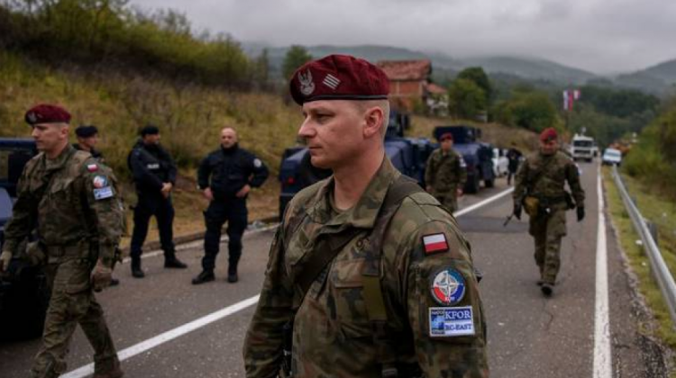 Soldados de la KFOR de la OTAN en la frontera de Kosovo en 2021.