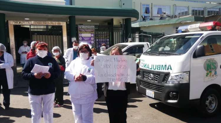 Profesionales en salud protestan en puertas del Hospital Obrero. Foto: Colegio Médico de Bolivia