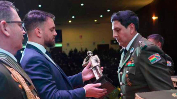 Muñoz fue condecorado con el Premio a la Excelencia Policial. Foto: RTP
