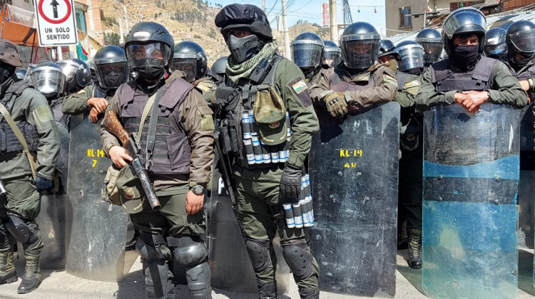 Policías resguardando inmediaciones del mercado paralelo de Alanes. Foto: ANF