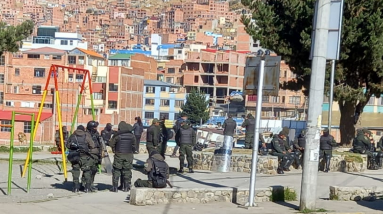 Efectivos de la Policía desplazados en áreas verdes de la zona Villa el Carmen por el conflicto cocalero. Foto: ANF