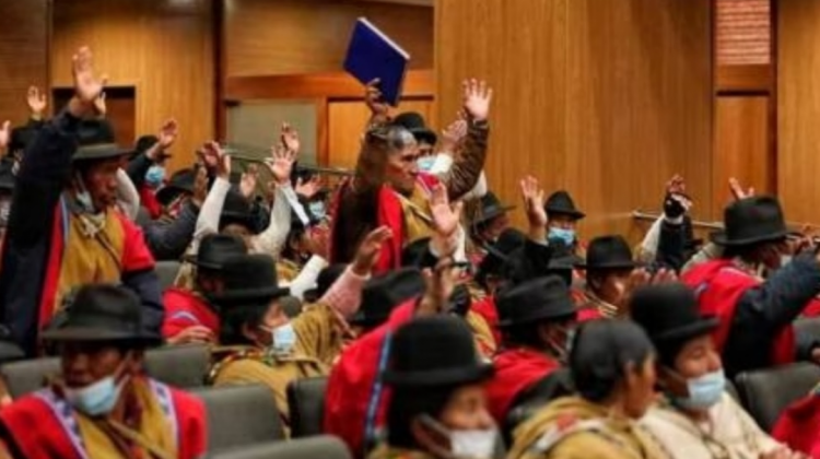 Los Ponchos Rojos en la Casa Grande del Pueblo. Foto: RRSS