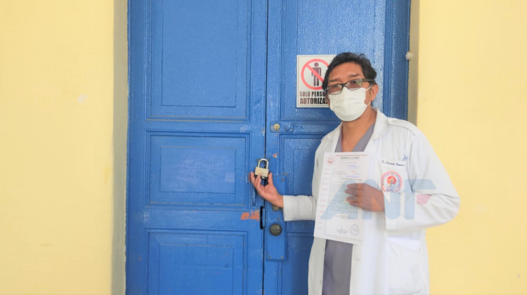 El médico Fernando Romero muestra la sala de UTI cerrada. Foto: ANF