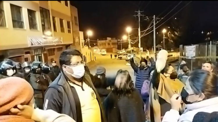Vecinos protestan frente al mercado paralelo de coca en Villa El Carmen. Foto: Captura video