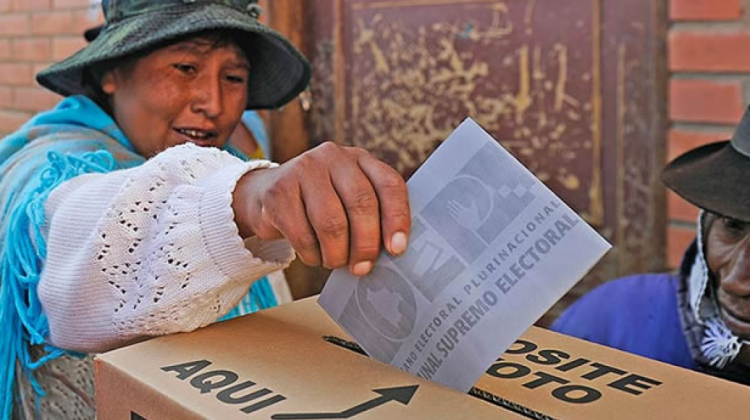 Una ciudadana boliviana emite su voto.