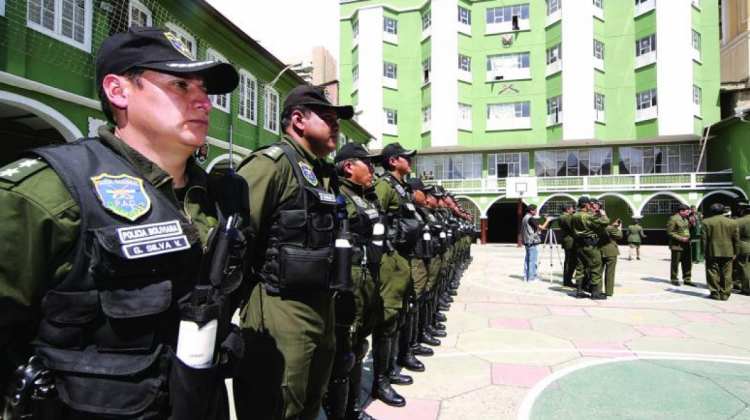 Policías en instalaciones de la Felcv. Foto: Cámara de Senadores.