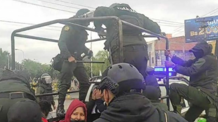 Efectivos policiales arrestan a ciudadanos en el Plan 3000, entre ellos la diputada Haidy Eliana.  Foto: Redes Sociales