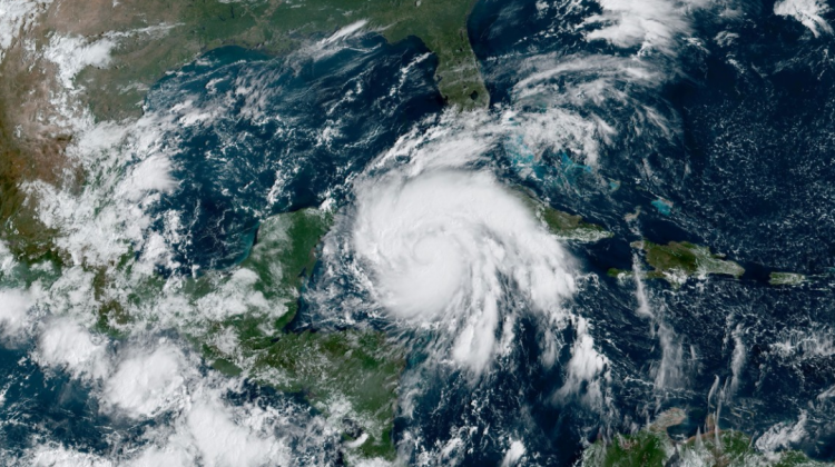 El huracán Ian se desplaza hacia la península de Florida.