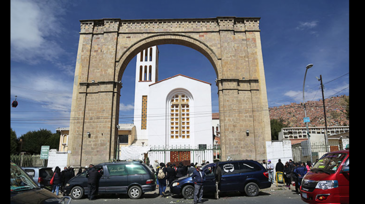 Puerta principal del Cementerio General de La Paz. Foto: Internet