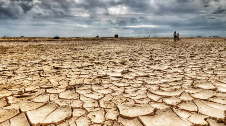 En la mayoría de los países, el incremento previsto de la probabilidad de sequía aumenta de forma aproximadamente lineal con el aumento de la temperatura.