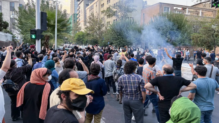Protestas en Irán tras la irregular muerte de Masha Amini.  Foto: Agencia Anadolu