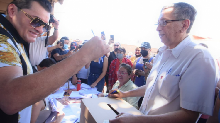 Jhonny Fernández, único candidato a la dirección nacional de UCS, emitiendo su voto. Foto: Jhonny Fernández