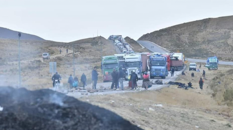 Vehículos de transporte pesado varados en la carretera La Paz-Oruro. Foto:Fap TV