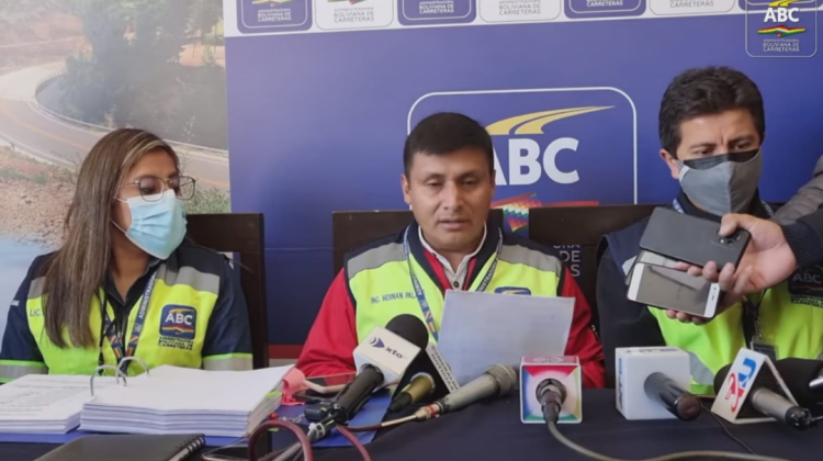 Gerente regional de la ABC de Chuquisaca, Hernán Palacios. ( el del medio) Foto: Captura video