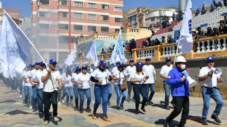 Funcionarios públicos del Ministerio de Obras participando de actos proselitistas bajo el nombre de "Guerreros azules". Foto: El Deber