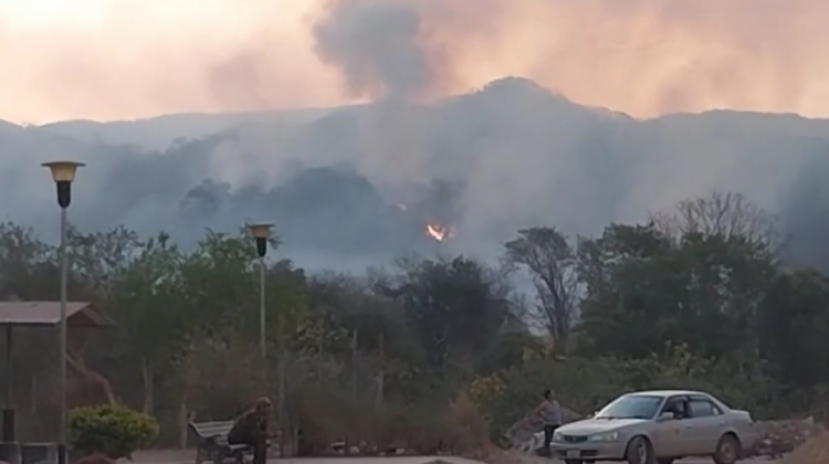 Humareda del incendio en la serranía Foto: Portal Yacuiba Noticias