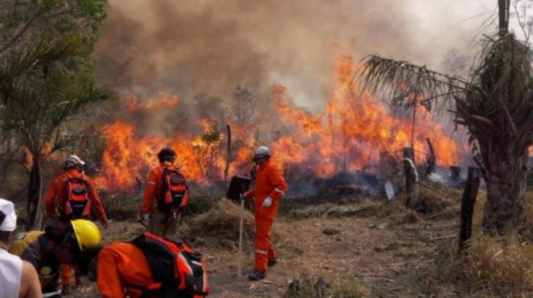 El fuerte viento propaga el fuego en Santa Cruz hay 16 puntos de