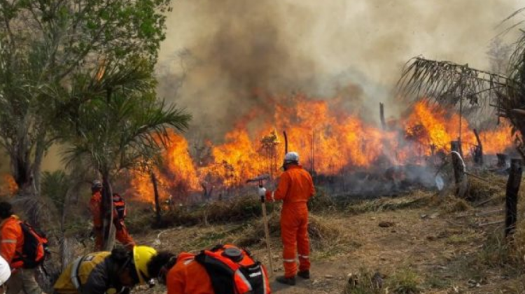 Bomberos voluntarios en una incendio anterio. Foto: captura de video.