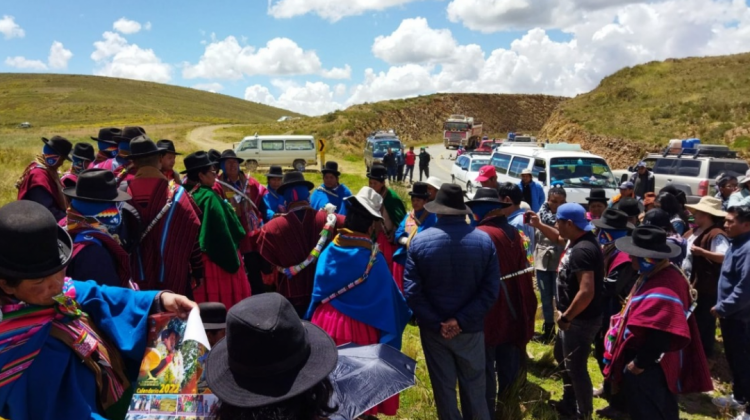 Campesinos comenzando a reunirse para su ampliado de emergencia en la provincia Ingavi.