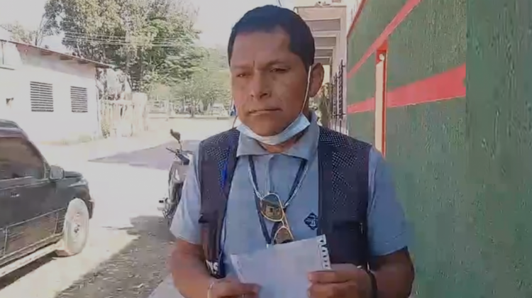 El periodista Roberto Puma denunciando la persecución judicial que sufre.