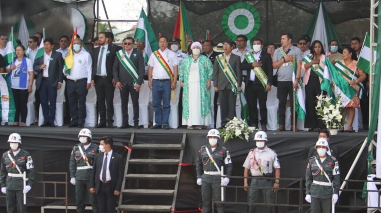 El Presidente Luis Arce y autoridades municipales de Santa Cruz en el Desfile cívico militar. Foto: ABI