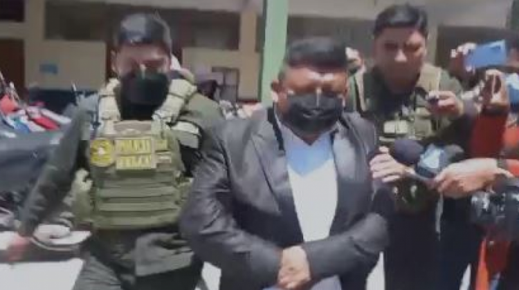 El ejecutivo de la Federación Universitaria Local (FUL), Álvaro Quelali, llevado a celdas policiales. Foto: Captura de video.