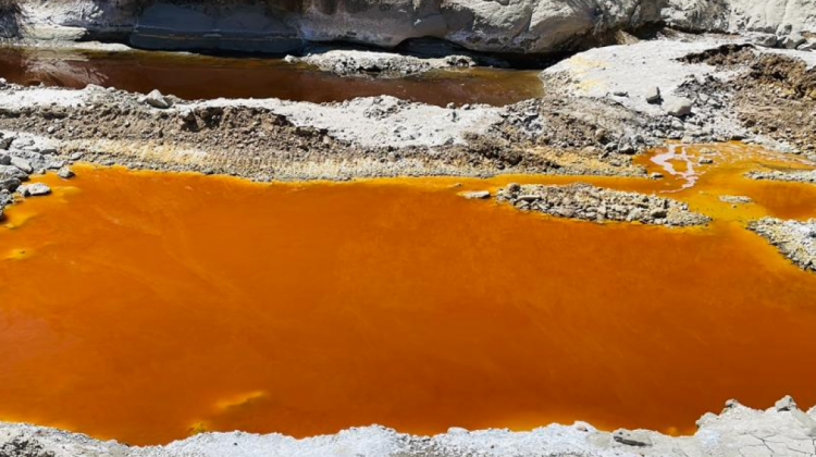 Aguas contaminadas tras derrame de dique de colas en Potosí. Foto y video: Diputado Daniel Rojas.