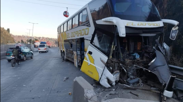 Bus de la flota El Dorado que sufrió el accidente en la autopista La Paz-El Alto. Foto: RRSS