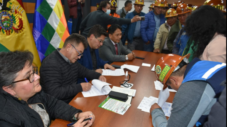 Firma del acuerdo entre Gobierno y cooperativistas auríferos. Foto: Min de Minería