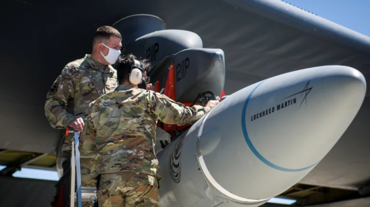 Sargentos aseguran el Vehículo de Medición Instrumentada del Arma de Respuesta Rápida Aerotransportada AGM-183A 2. Foto: Infobae