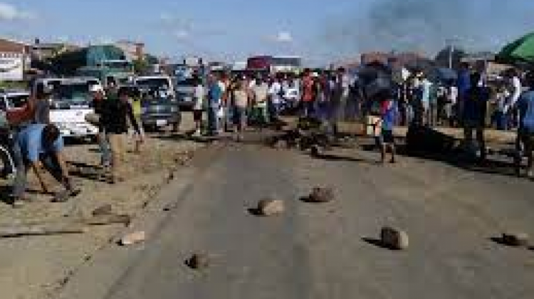 Imagen referencial de un bloqueo en la carretera a Santa Cruz. Foto: RRSS