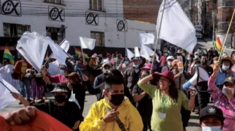 Imagen referencial de una anterior marcha con banderas blancas en La Paz. Foto: Página Siete