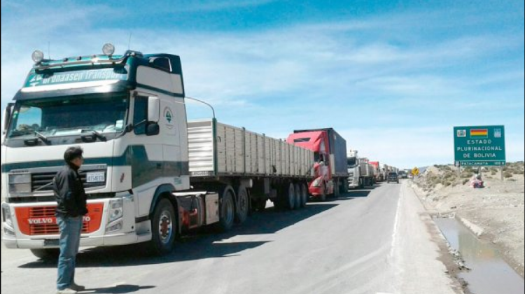 Imagen referencial de camiones varados con mercadería. Foto: RRSS