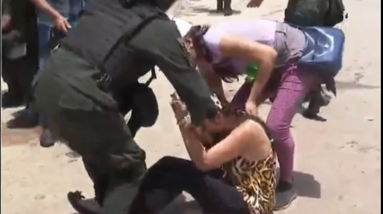 La diputada supraestatal Aleiza Rodríguez en el piso luego de sufrir la represión de los uniformados, una efectiva del orden se acerca a auxiliar a la legisladora. Foto: captura de pantalla